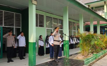 Dirbinmas Polda Sultra Pimpin Pelaksanaan Upacara Bendera di MTsN 1 Kendari